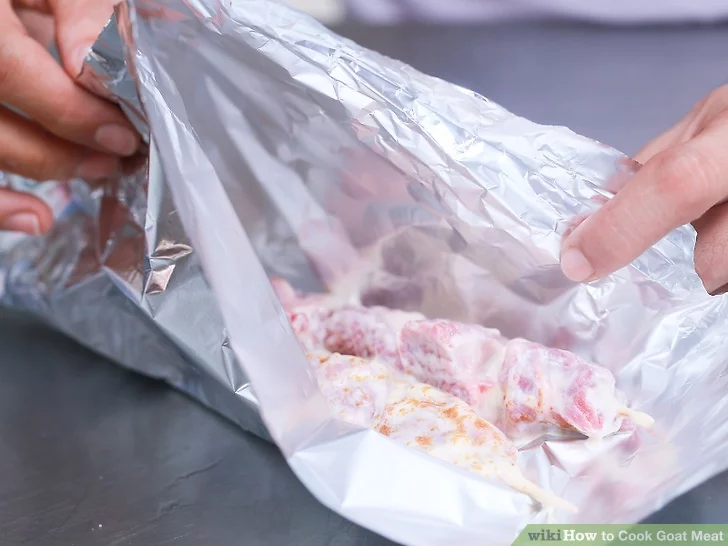 Bungkus daging kambing dengan aluminium foil