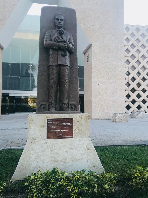 Yuri_Knorosov_monument_in_Mérida,_Yucatán