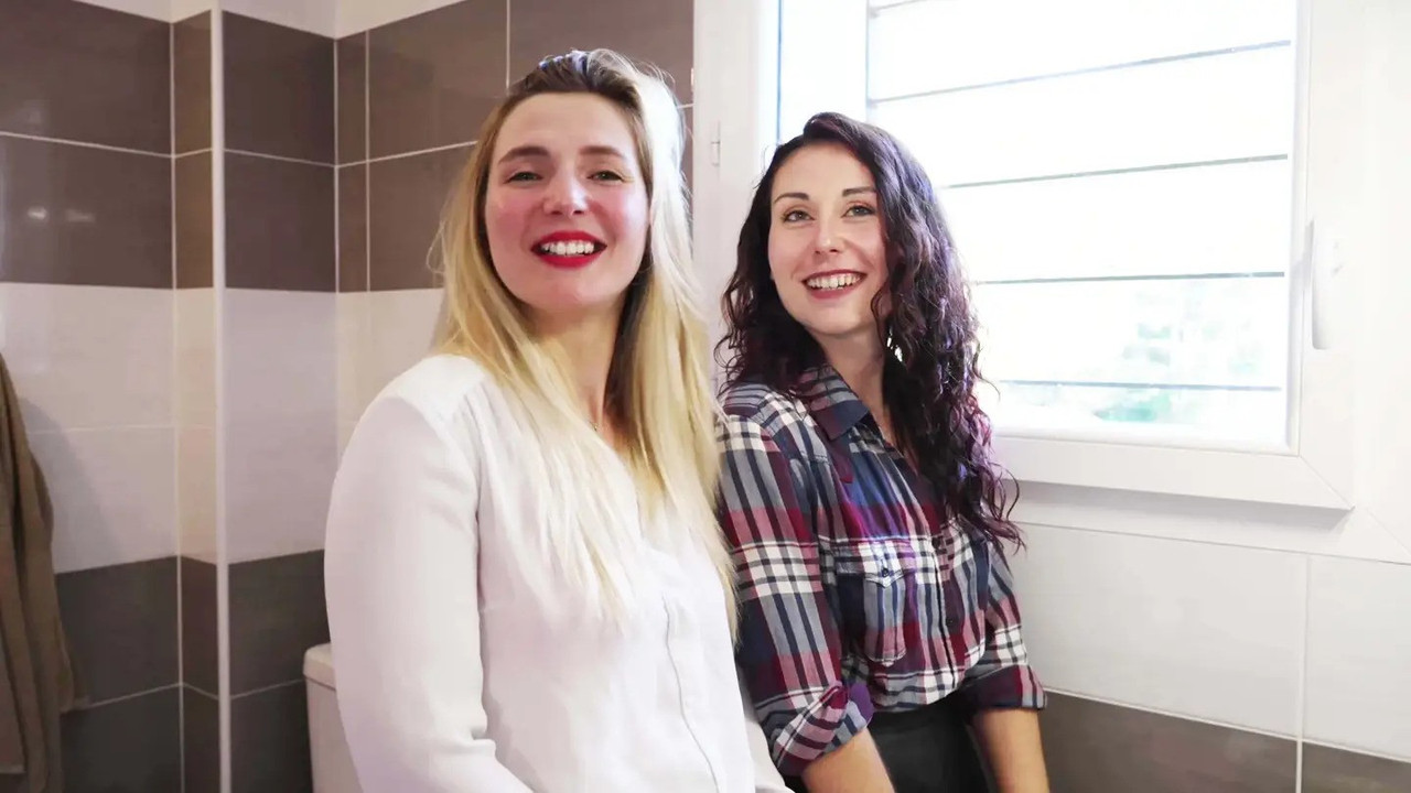 JacquieEtMichelTV 25 03 11 Chloe, Mia go into second gear!