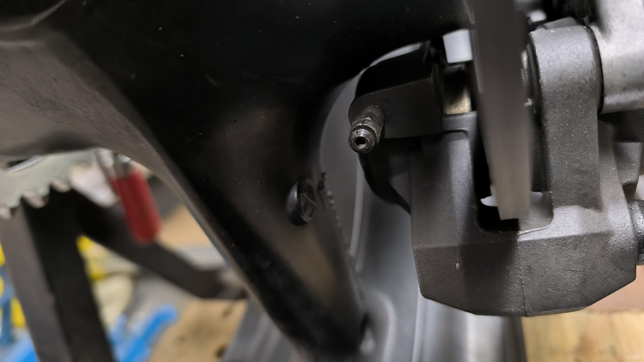 2 Versuch Bremsattel mit Halter von Suzuki GSF 600 Bandit WVA8 (3)