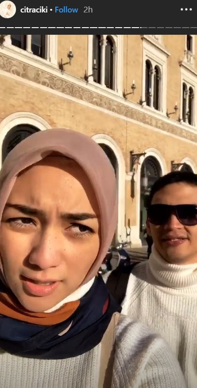Citra Kirana dan Rezky Aditya jalan-jalan pakai baju kembar di Italia