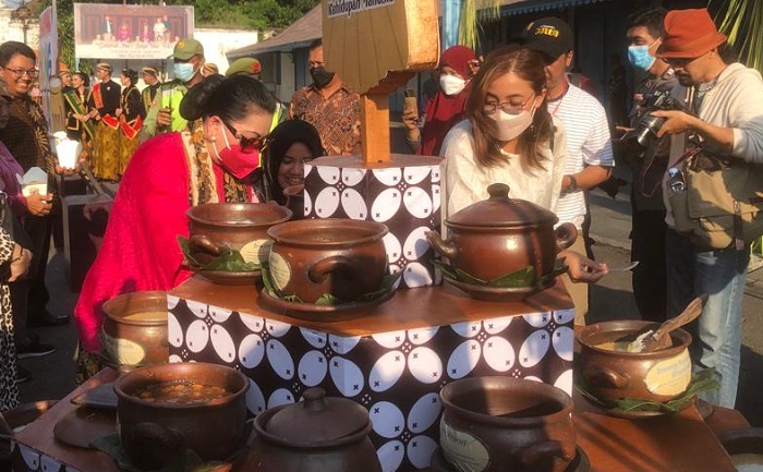 Tempat khusus yang dibuat untuk meletakkan 17 jenis jenang dalam gelaran Semarak Jenang Sala 2022, Sabtu (18/6/2022).