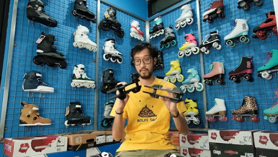 Thomas saat unboxing sepatu roda