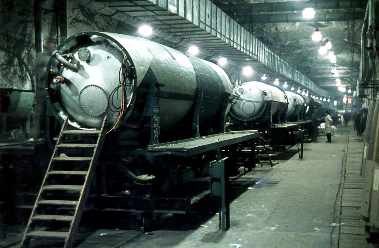 V1 & V2 à Peenemünde R-servoirs-de-carburant-de-fus-e-V-2-sur-une-cha-ne-de-montage-dans-le-tunnel-B-de-l-usine-souterrai