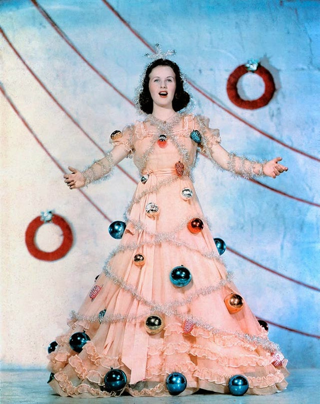 https://i.postimg.cc/KjvkbL9C/Celebrities-Dressed-for-Christmas-in-the-Past-(17).jpg