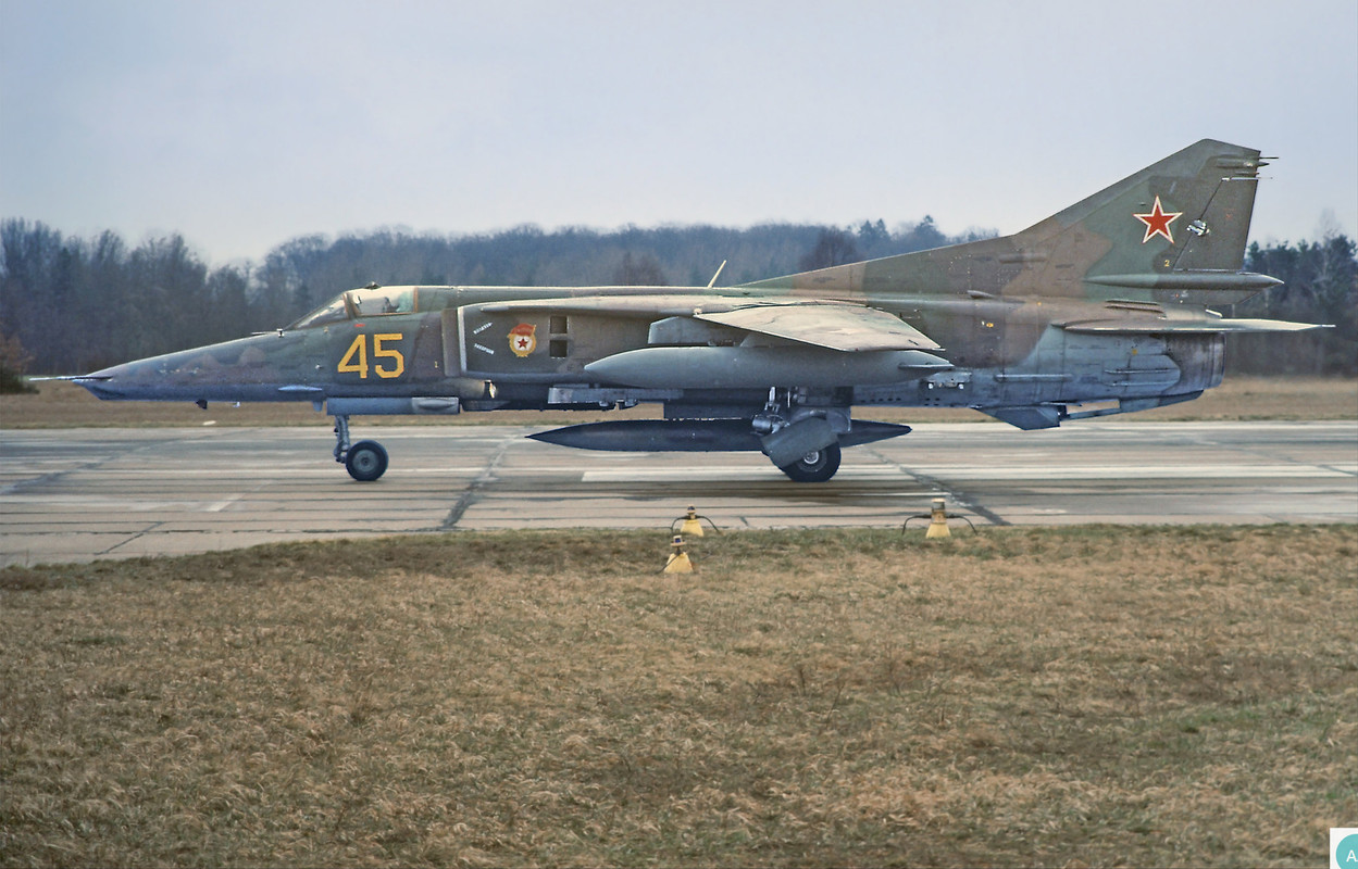 19 GvAPIB Mig-27D Yellow 45_61912561315