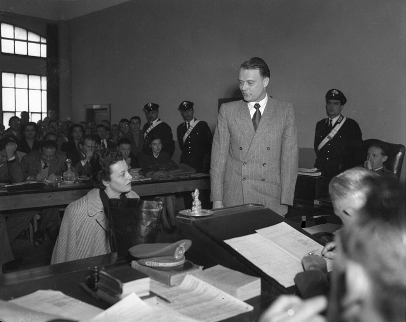 Walter Reder conversó con una mujer durante una investigación in situ durante el juicio en Marzabotto, en 1947