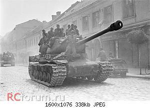 Танк ИС-2, на заднем плане - трофейный VW Typ 82 Kubelwagen