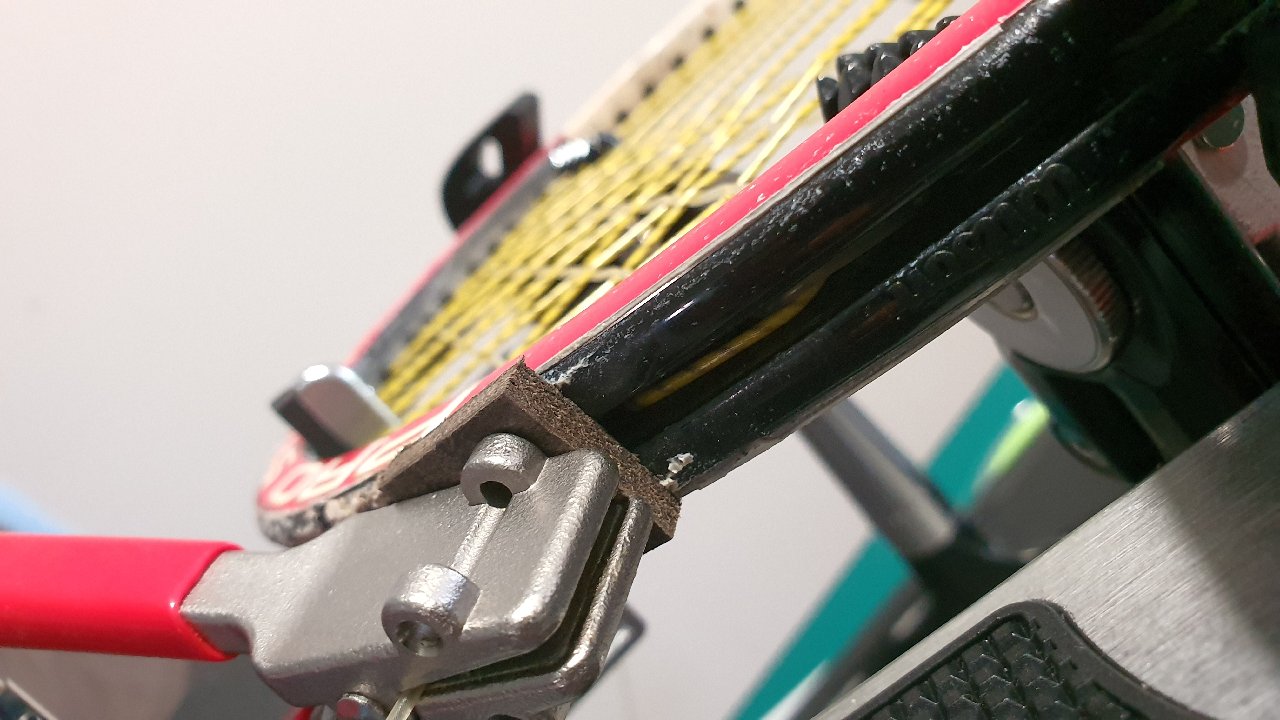 Leather piece between starting clamp and racquet head guard. Good idea