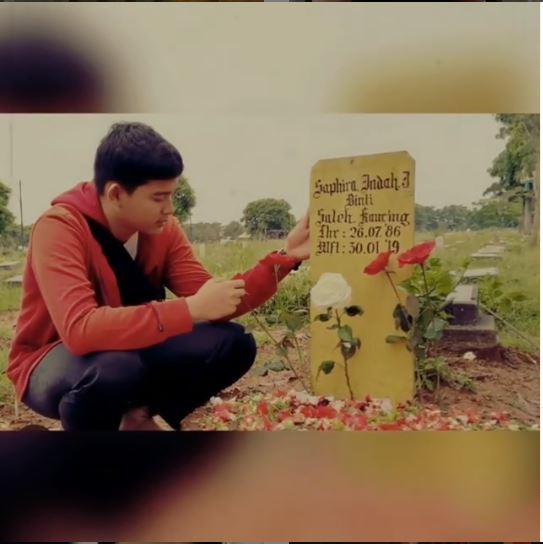 Potret Titan putra mendiang Saphira Indah berziarah ke makam sang ibunda