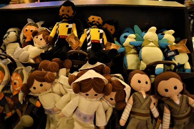 BLACK SPIRE OUTPOST MARKETPLACE, de tiendeo por Galaxy's Edge - DISNEYLAND ~ STAR WARS: GALAXY'S EDGE, LA GUIA (23)