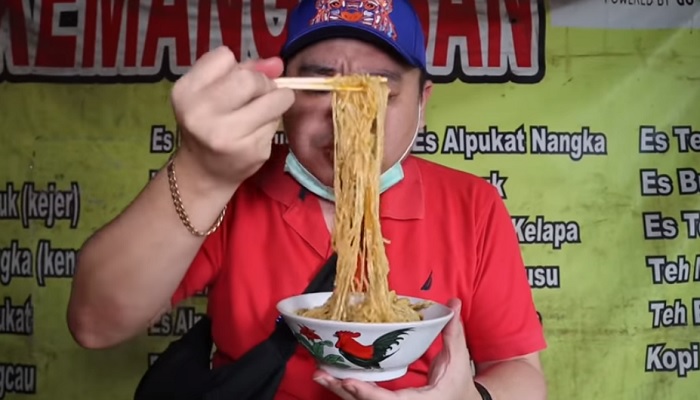 Pemilik akun Youtube Bemp777 saat mencicipi Mie Ayam Bakso Pendy.