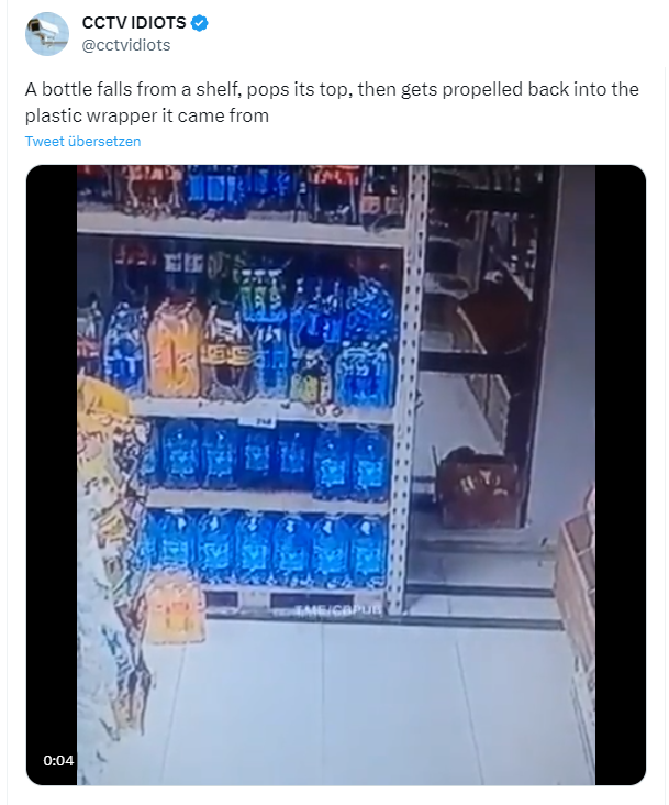 Regal mit Wasserflaschen