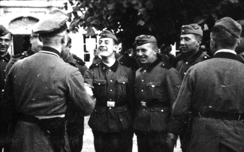 Miembros de la unidad de artillería de la División Totenkopf reciben condecoraciones en Bailleul, Francia Miembros de la unidad de artillería de la División Totenkopf reciben condecoraciones en Bailleul, Francia