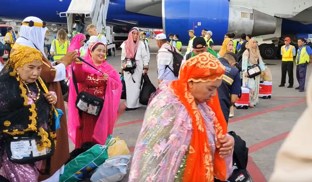 Makna di Balik Penampilan Glamor dan Penuh Perhiasan