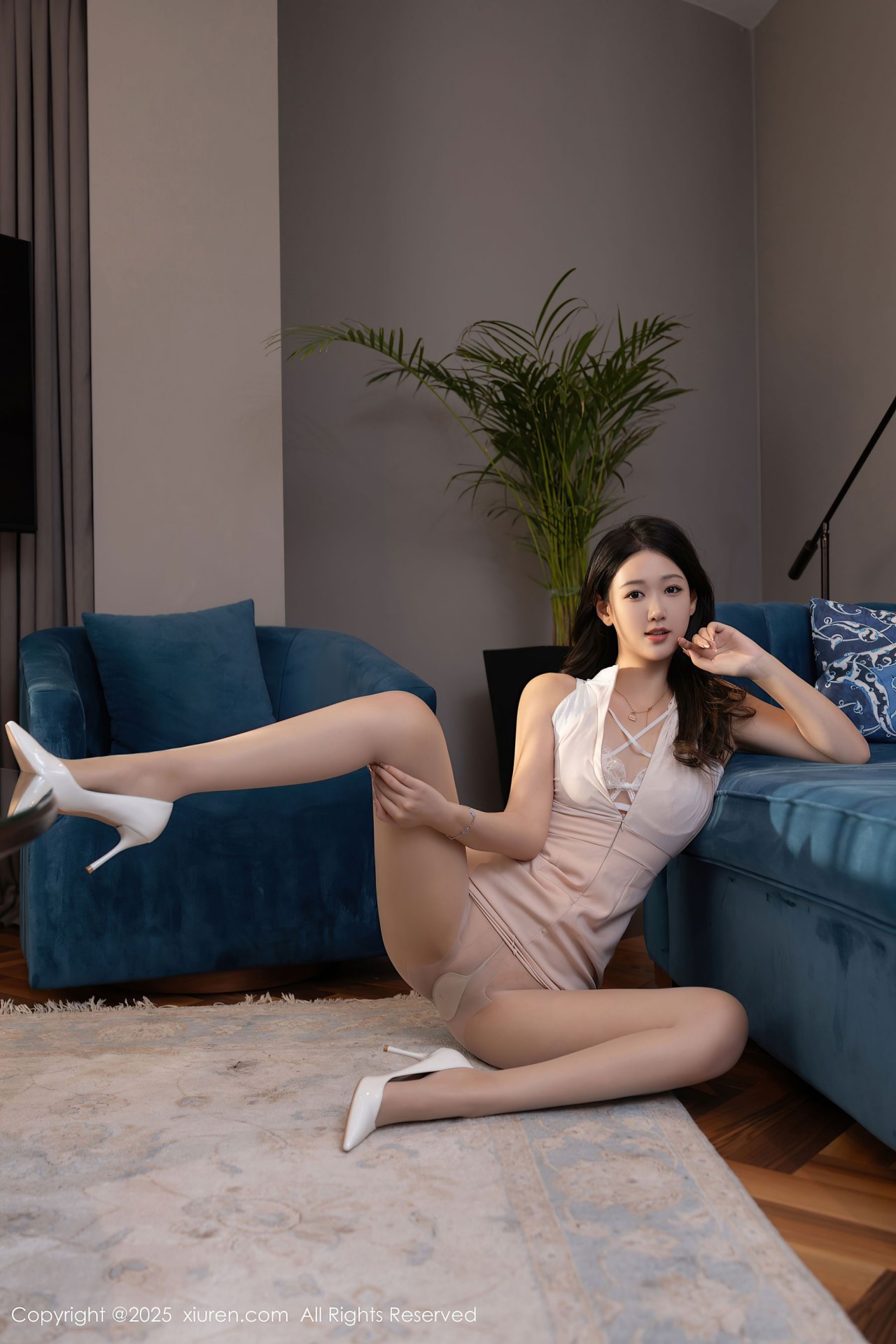 唐安琪 秀 人网作品，室内甜美风连衣裙佳人写真插图