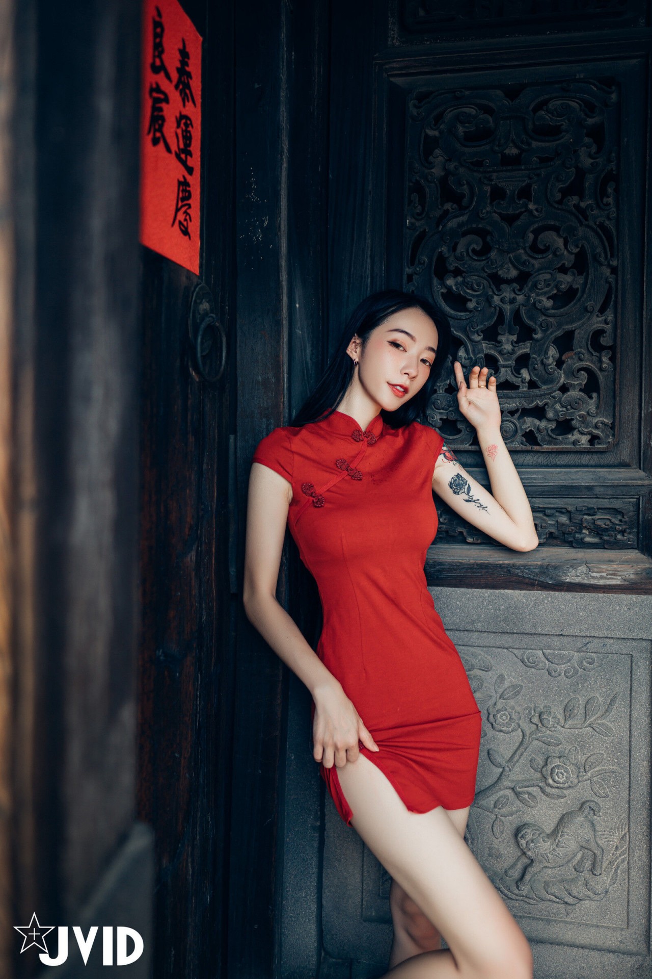 jvid 露出 色色旗袍写真，复古窗边的红衣纹身女孩插图1