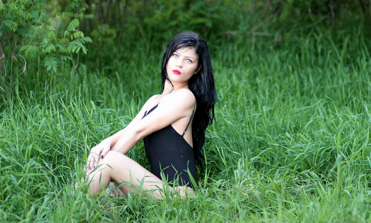 girl-grass-orig-1-8-1.jpg