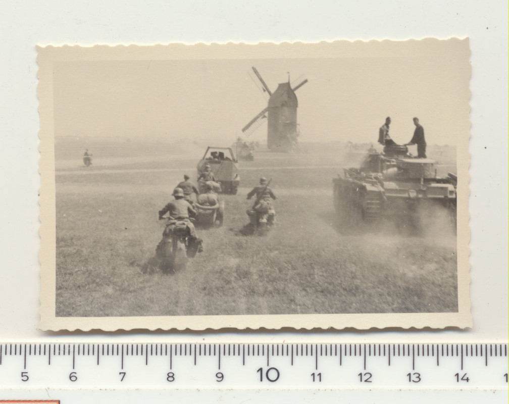 FOTO KAMERADEN MIT PANZER III AUFKLÄRER ROLLBAHN