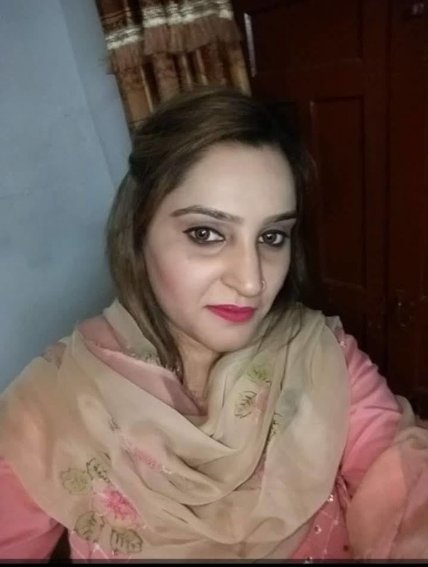 Pakistani Milf Aunty Bathing During Video Call Random Pics Attached