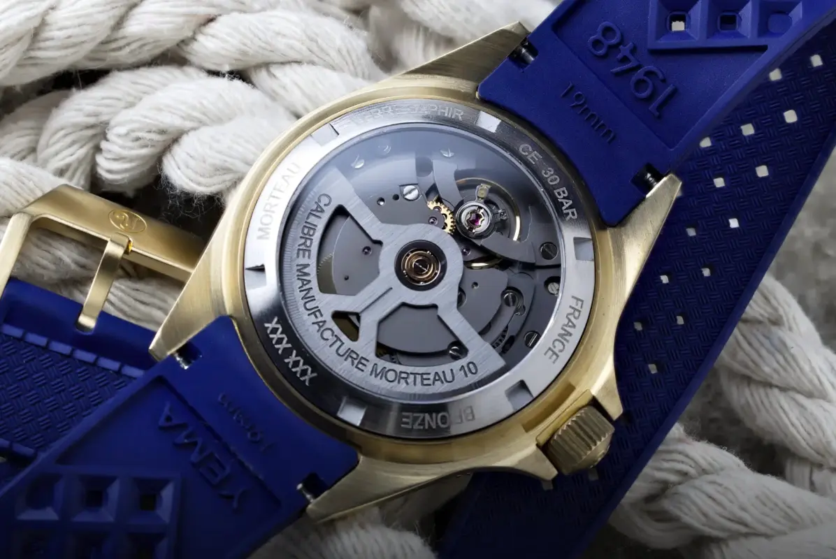 SUPERMAN_BRONZE_Lifestyle_8