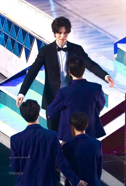 Lee Dong Wook memeluk para peserta Produce X 101