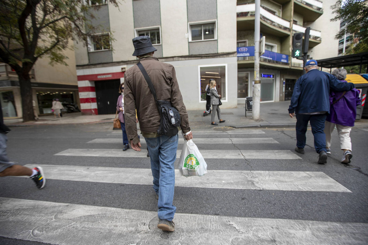 [saliendo de comprar comida]