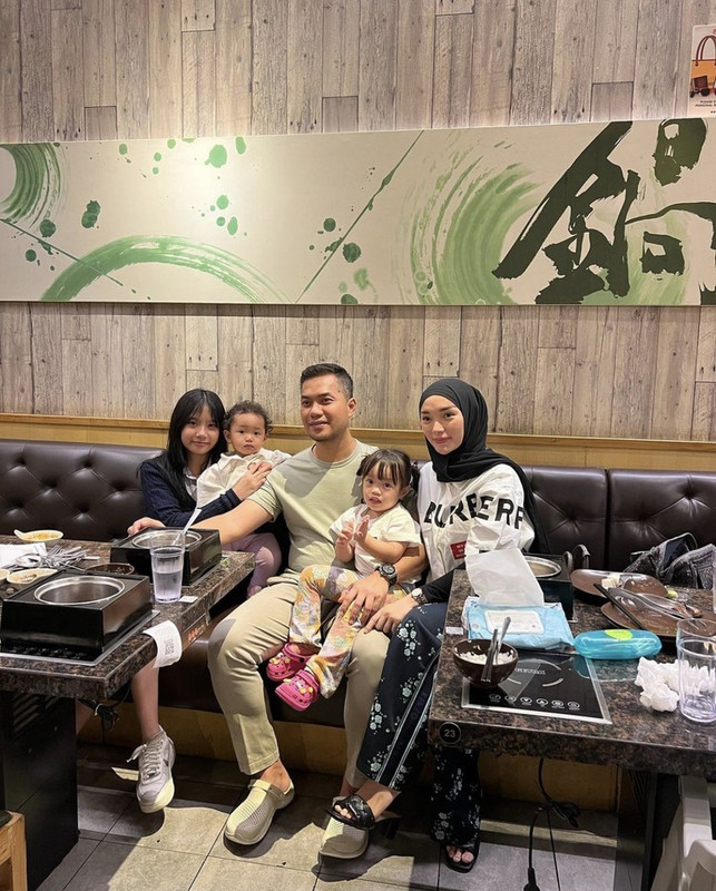 Penampilan Zaskia Gotik dengan hijab kasual.