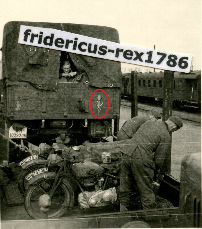 D2 Foto GrenRgt503 Ostfront Gussino Orel LKW mit div. Wappen Krad Motorrad Rück