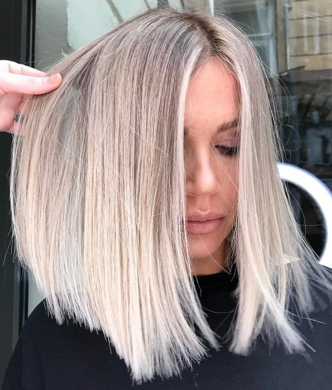 Medium length straight hair beige blonde