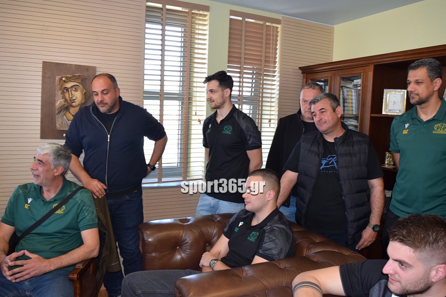 , Οι θριαμβευτές της Καλαμάτας ’80 στο Δημαρχείο: Η πόλη υποκλίθηκε στους πρωταθλητές! – «Να γιορτάσουμε και για την Μαύρη Θύελλα» (φωτο & βίντεο)