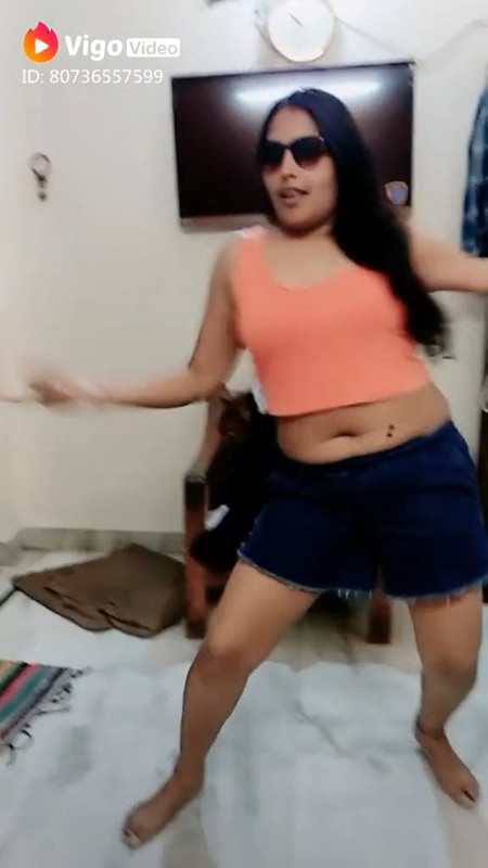 Desi aunty sexy navel and thighs in orange costume.mp4_snapshot_00.04.282