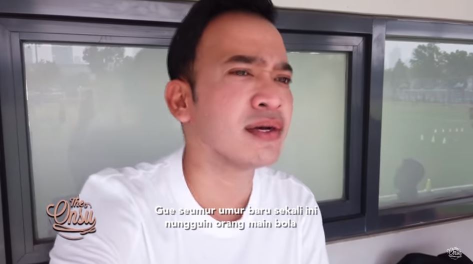 Ruben Onsu menunggui Betrand Peto latihan sepak bola