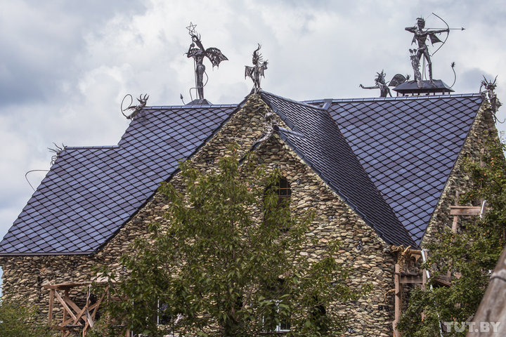 Под Минском бизнесмен построил дом, которого боятся соседи: "Внучку мимо не вожу"