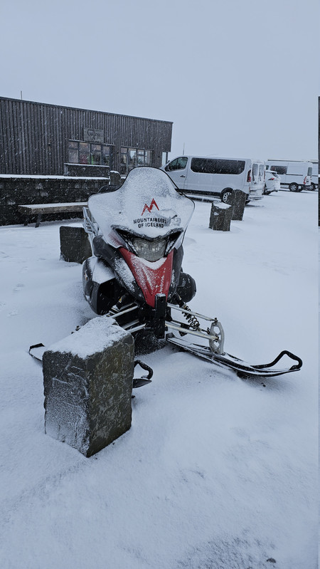 旁邊放著一台雪地摩托車，山葉的，他們技能樹也點太廣了