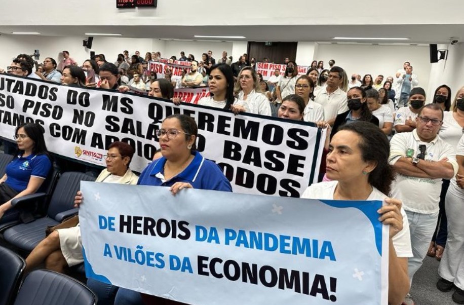 Profissionais já vieram ao plenário reivindicar. Foto: Aline Teodoro