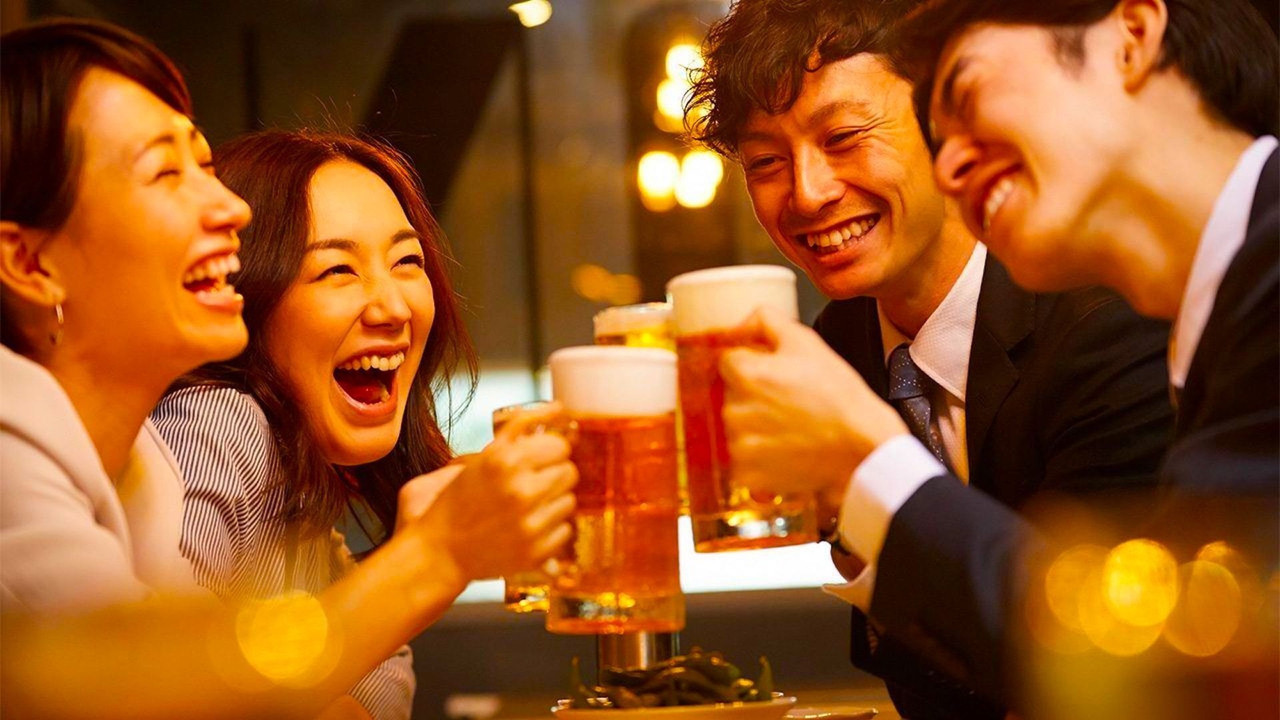 Japón lanza inusual campaña para animar a jóvenes a beber más alcohol