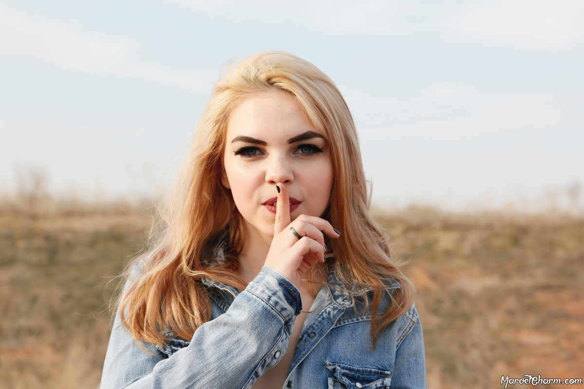 MarvelCharm_Rebecca-Denim-Peek-119