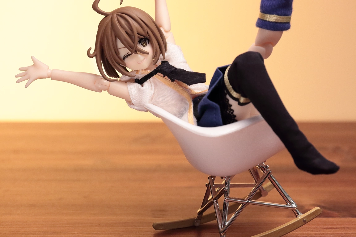 A right-side view of a 1:12 scale model of the RAR in white and “Assault Lily” Kawamura Yuzuriha wearing the Odaiba Girls’ School uniform