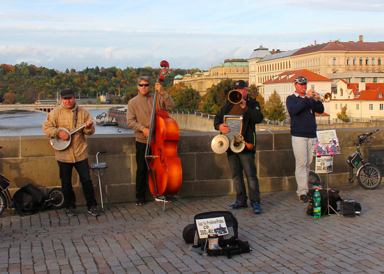 布拉格查理大桥上的乐器表演者（徐维摄影）