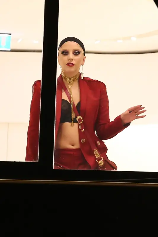 11-5-14-At-Versace-Boutique-in-Milan-001