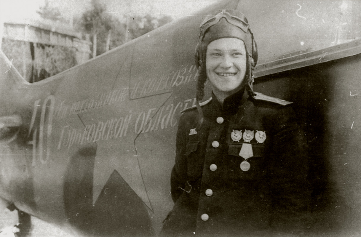 Lavochkin-La-5-4GvIAP-VVS-KBF-no-40-slogan-collective-of-the-Gorky-region-with-pilot-E-Tsyganov-01