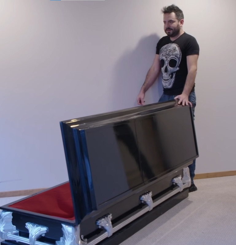 José Eduardo Derbez confiesa que duerme con su muñeco 'Chucky'