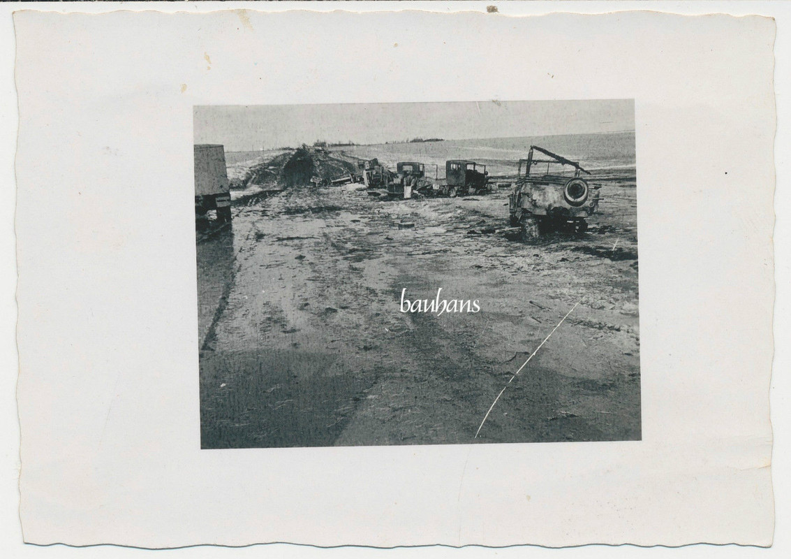 Russland zerstörte Fahrzeuge nach Bombenangriff