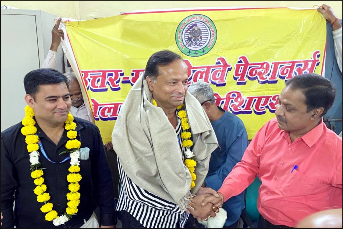 जन अदालत में उम्मीद टीम के सदस्य व मुख्य कार्यालय अधीक्षक प्रवीन बंसल व अपूर्व झाँ सम्मानित