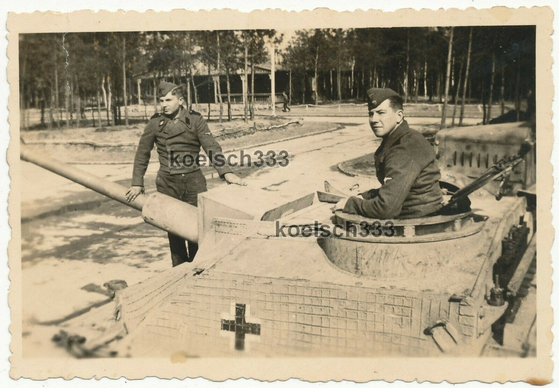 Foto Panzermänner mit Sturmgeschütz im Heidelager 1944 Zimmerit Beschichtung !!!