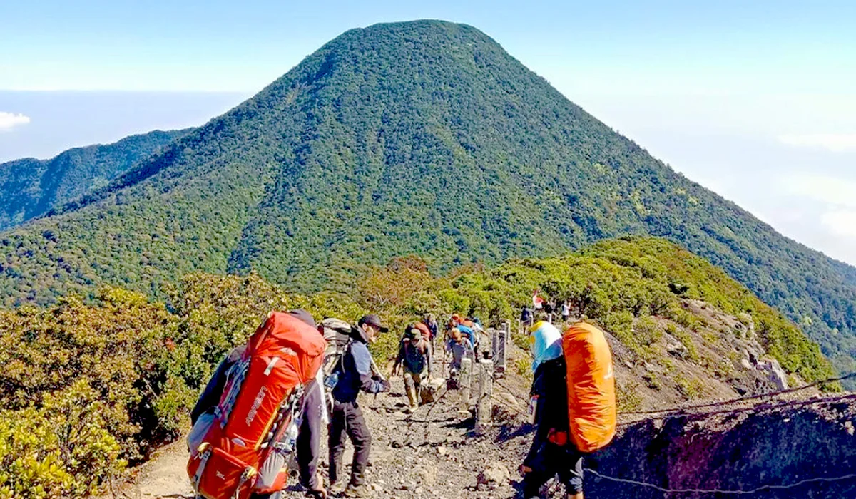 Menaklukkan Puncak Jawa Barat: Wisata Gunung Favorit Para Petualang