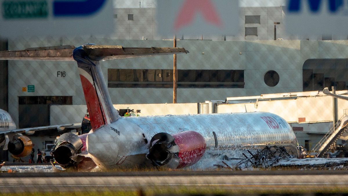 Avión se incendia al aterrizar en Miami, tenía 126 pasajeros a bordo