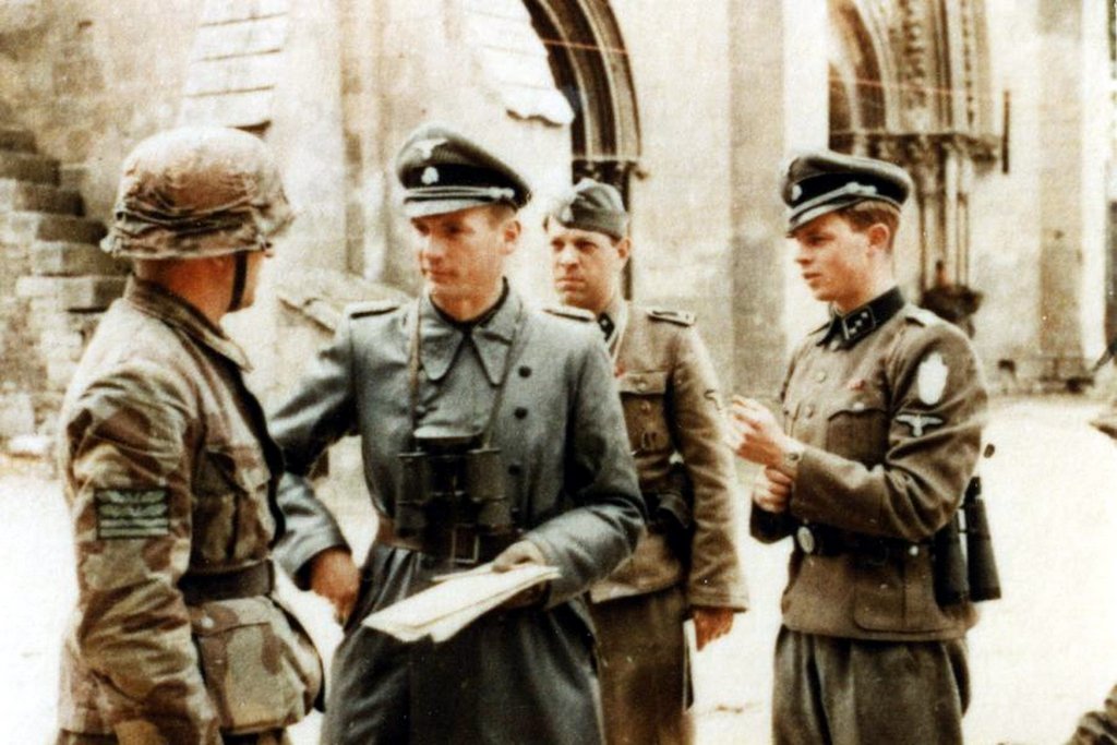 Oficiales de las SS Hitlerjugend en Ardenne Abbey