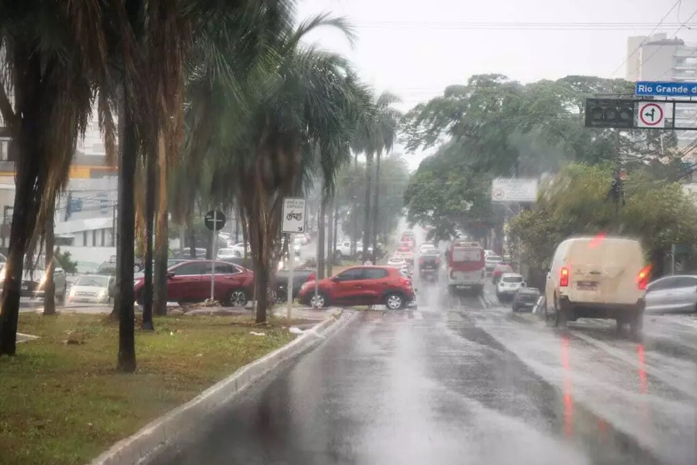 Cruzamento da Avenida Mato Grosso com a Rio Grande do Sul sem sinalização nesta manhã (10). (Foto: Henrique Kawaminami)